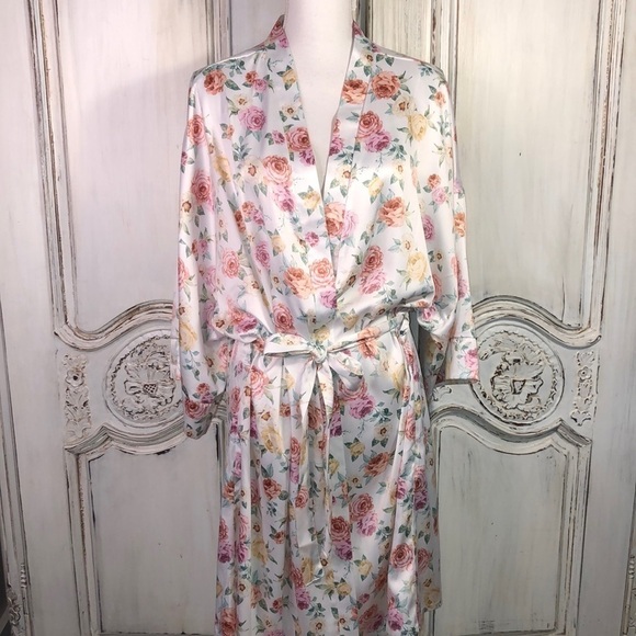 Soho Apparel Silky Floral on Cream Ground Kimono Robe with Self Belt Size 1XL - Picture 1 of 10